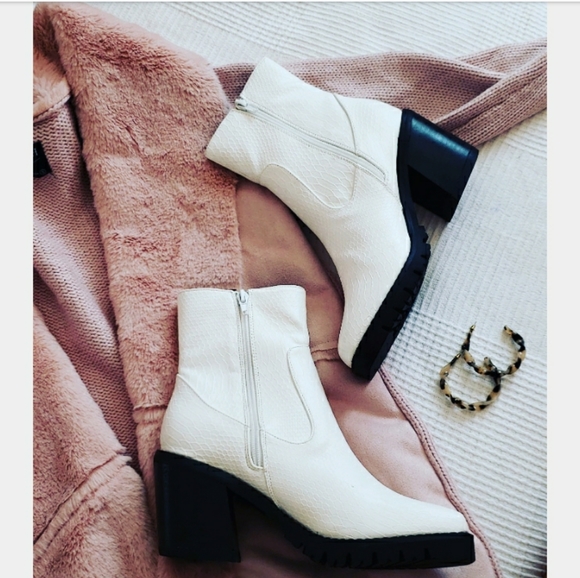 🚨Sleigh Ride collection// White bootie - Picture 2 of 4